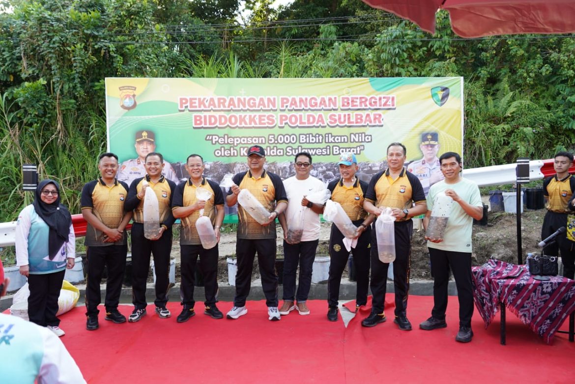 Dorong Kemandirian Pangan, Kapolda Sulbar Tebar Ribuan Bibit Ikan Nila