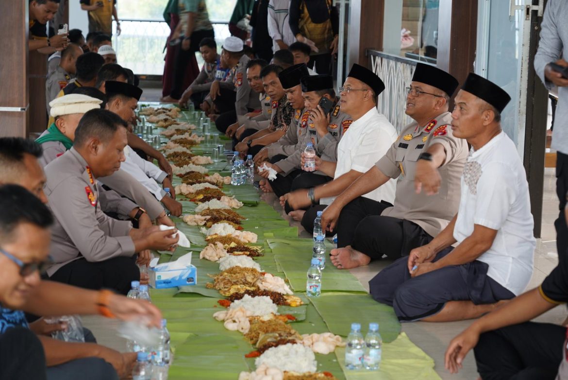 Kapolda Sulbar dan Personel Berbagi Kebahagiaan Bersama Anak Yatim dalam Jumat Berkah