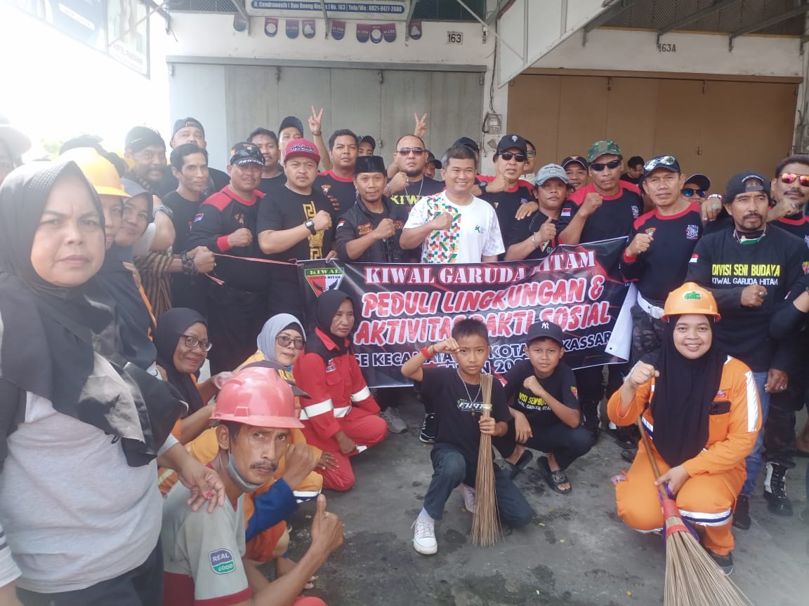 Camat Mamajang dan Kiwal Mabes Garuda Hitam Gelar Aksi Sosial Bersihkan Kanal Depan Pasar Senggol  Wujud Kolaborasi Pemerintah dan