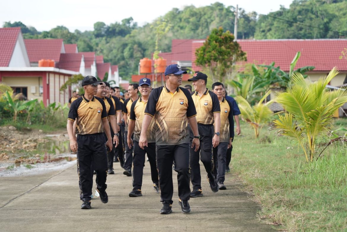Olahraga Bersma Jadi Momen Kapolda Sulbar Bangun Kebersamaan dengan Pasukan Brimob
