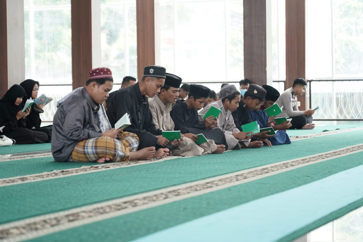Polda Sulbar Tebar Kasih, Gelar Doa Bersama dan Santuni Anak Yatim di Mesjid Jabal Rahmah