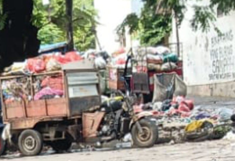 Warga Keluhkan Tumpukan Sampah Didekat Bundaran Perumnas, Lurah Laikang Diangap Tidak Becus