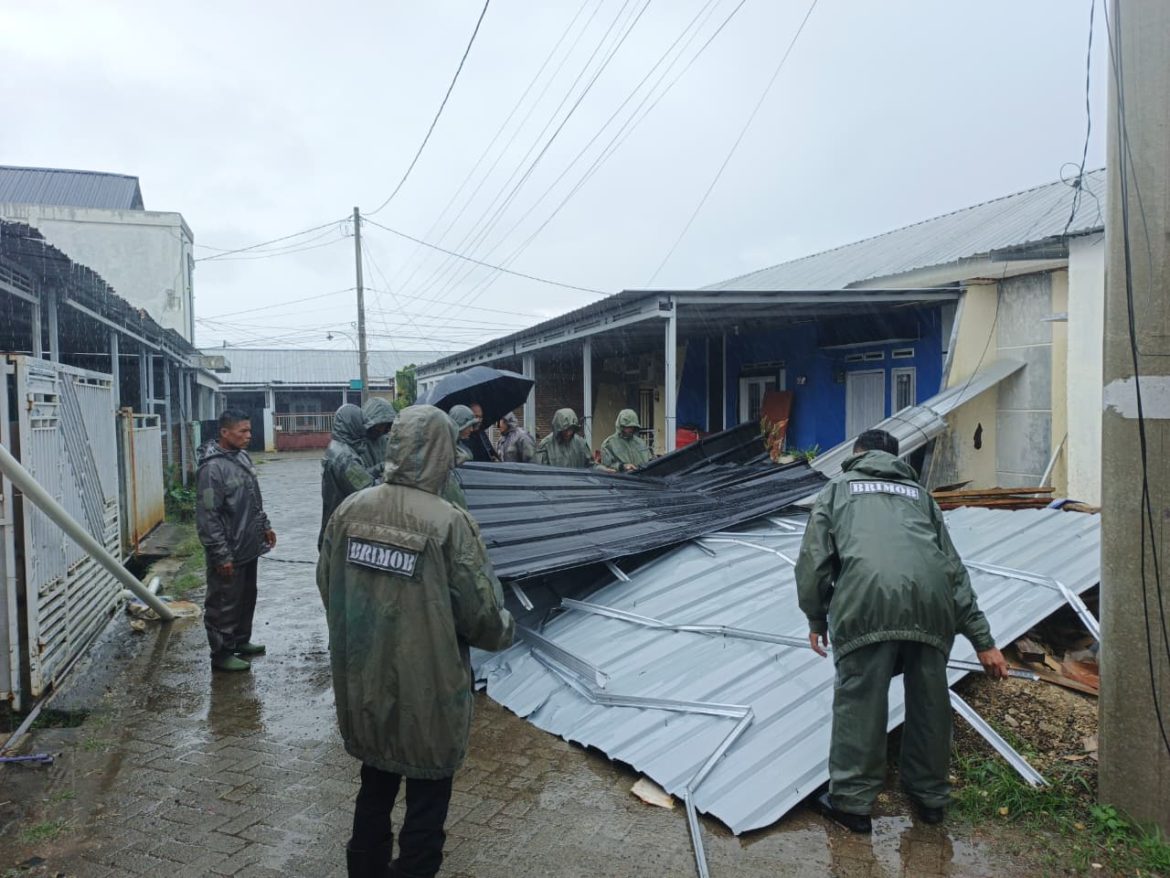 Peduli Warga, Brimob Polda Sulbar Turun Langsung Bantu Korban Angin Kencang di Mamuju