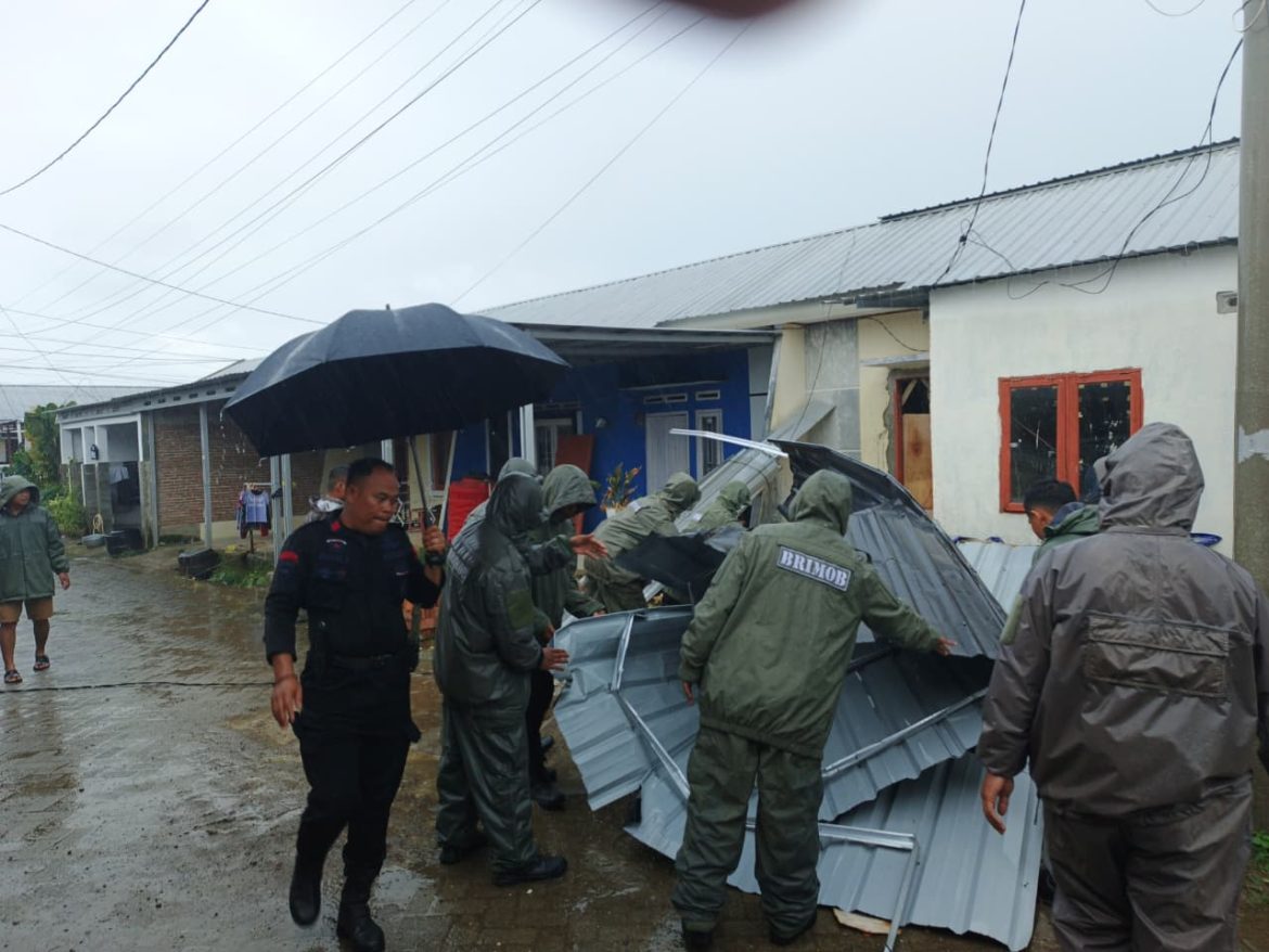 Tanggap Bencana: Brimob Polda Sulbar Ringankan Beban Korban Angin Kencang di BTN Zarinda Mamuju