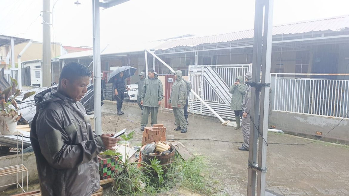 Aksi Kemanusiaan Brimob Sulbar, Bantu Warga Mamuju Pasca Terjangan Angin Kencang