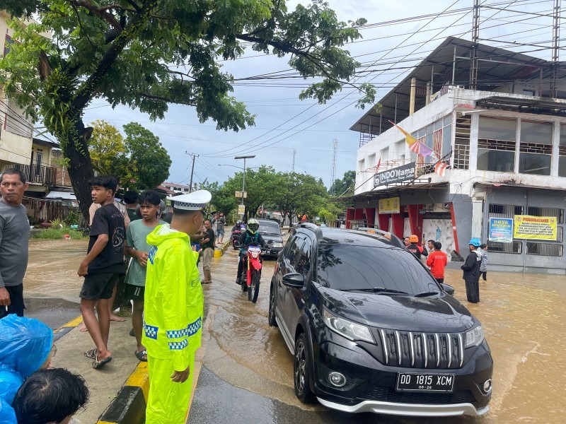 Hujan Bikin Macet Panjang, Tim Urai Ditlantas Polda Sulbar Gerak Cepat Atasi Kemacetan di SPBU Kali Mamuju