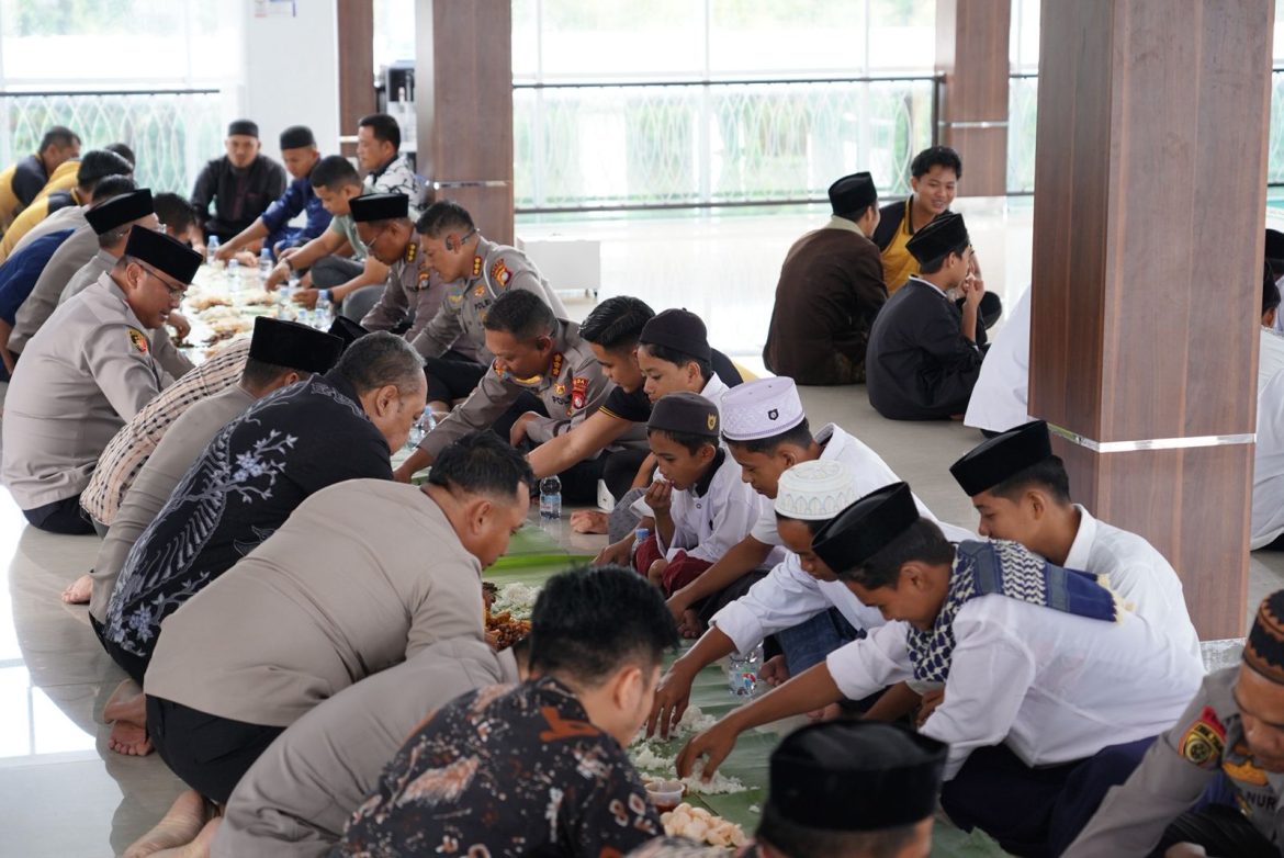 Berkah Jumat Polda Sulbar: Doa dan Santunn Anak Yatim Iringi Harapan untuk Negeri yang Aman