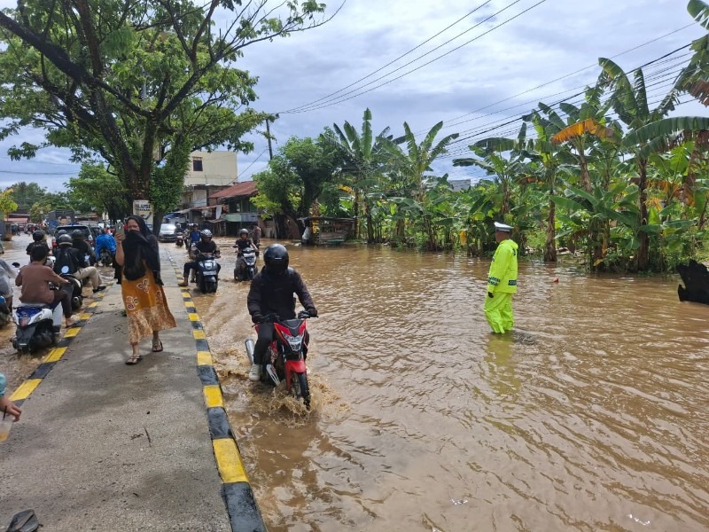 Hujan Guyur Mamuju, Polisi Lalu Lintas Turun Tangan Lancarkan Jalan di Sekitar SPBU Kali