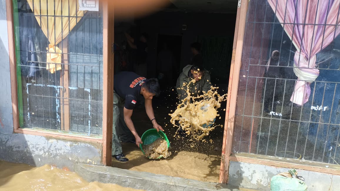 Aksi Kemanusiaan Brimob Polda Sulbar: Gotong Royong Bersihkan Sisa Banjir di Mamuju
