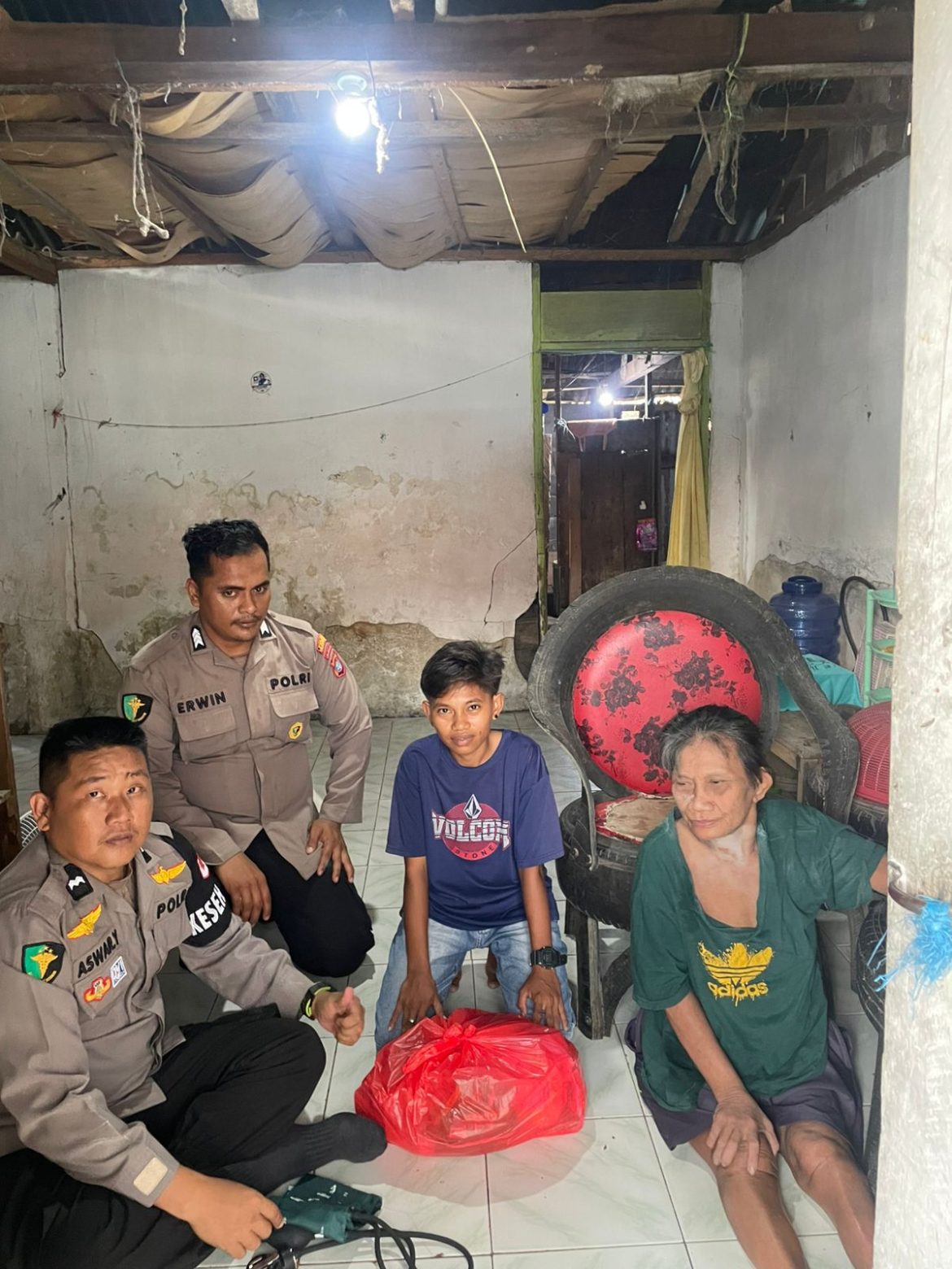 Tak Hanya Penegak Hukum, Polisi Juga Penolong: Biddokkes Polda Sulbar Layani Warga Sakit dari Rumah ke Rumah