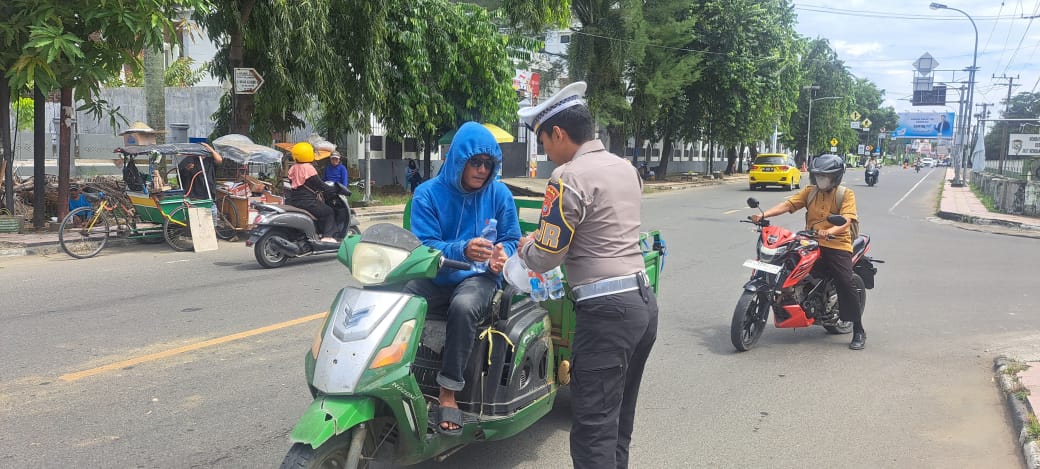 PJR Polda Sulbar Tebar Kebaikan Lewat Program “Polisi Menyapa” di Mamuju
