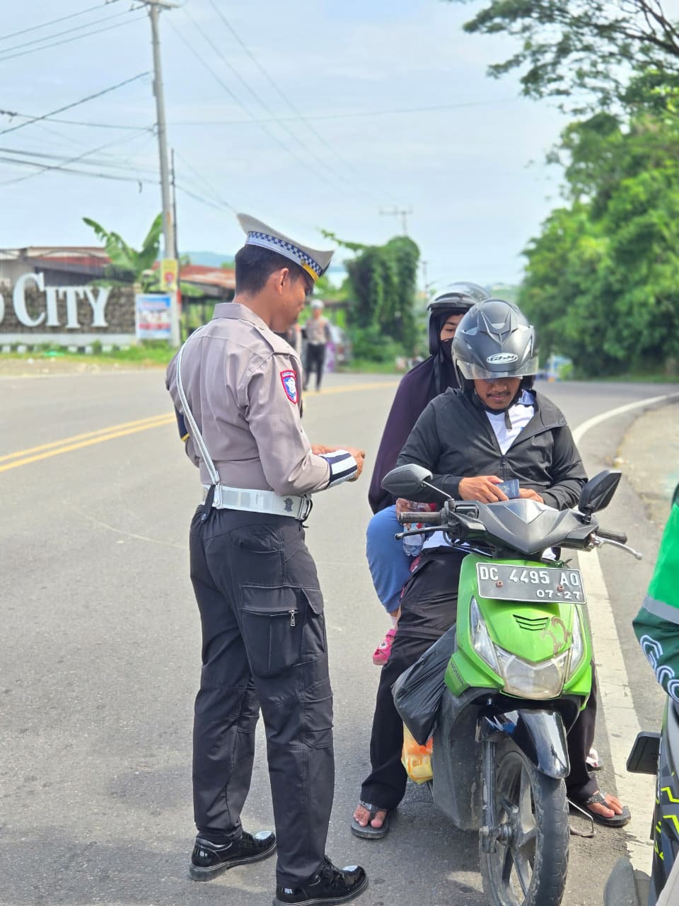 Tingkatkan Kesadaran Berlalu Lintas, Polda Sulbar Turunkan Personel Humanis di Operasi Zebra Maran