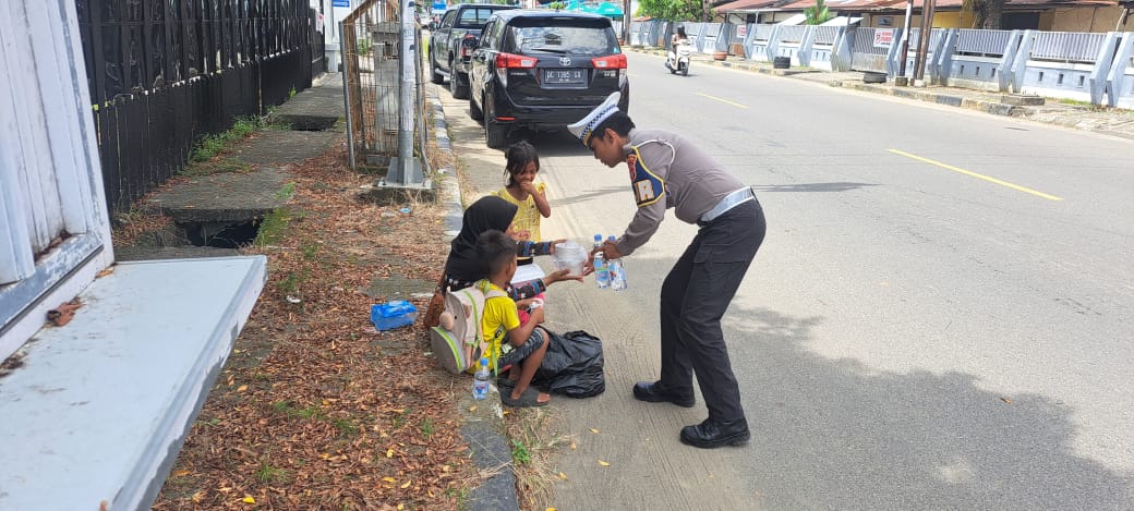 Tebar Kebaikan di Jumat Berkah: “Polisi Menyapa” Sentuh Hati Warga Mamuju