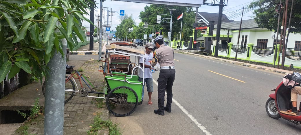 Polda Sulbar Terbarkan Kabaikan Lewat Jummat berkah dan Berbagi kepada pengguna jalan