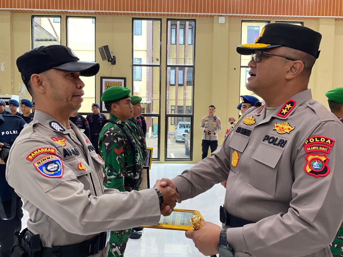 Kapolda Sulbar Beri Penghargaan Kepada 55 Personel TNI-POLRI Berprestasi