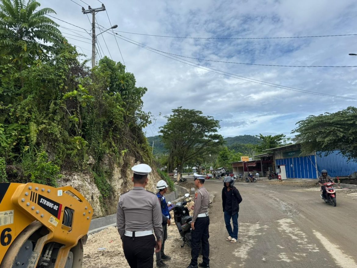 Subdit Kamsel Polda Sulbar Kawal Proyek Jalan Agar Aman dan Tidak Timbulkan Kemacetan