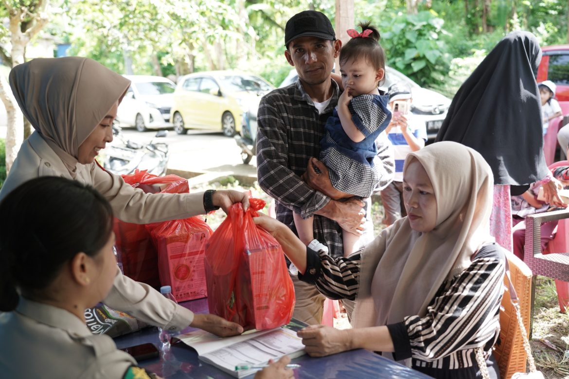 Momentum HUT Korpri ke 54, Polda Sulbar Salurkan Paket Gizi untuk Ibu Hamil dan Balita