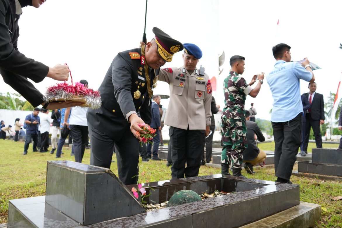 Ziarah dan Tabur Bunga, Polda Sulbar Kenang Jasa Pahlawan di Hari Pahlawan ke-80
