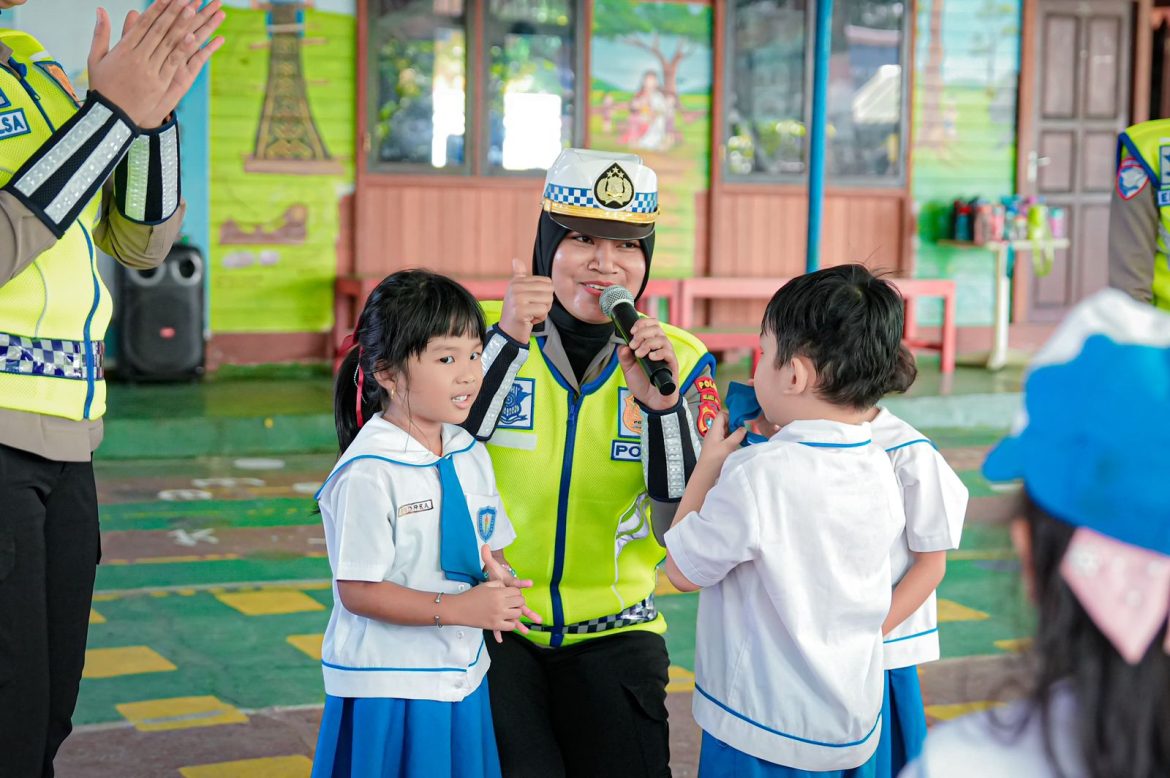 Ditlantas Polda Sulbar Lakukan Sosialisasi Rambu Lalulintas Lewat Permainan, Wujudkan Generasi Muda yang Tertib Lalu Lintas!