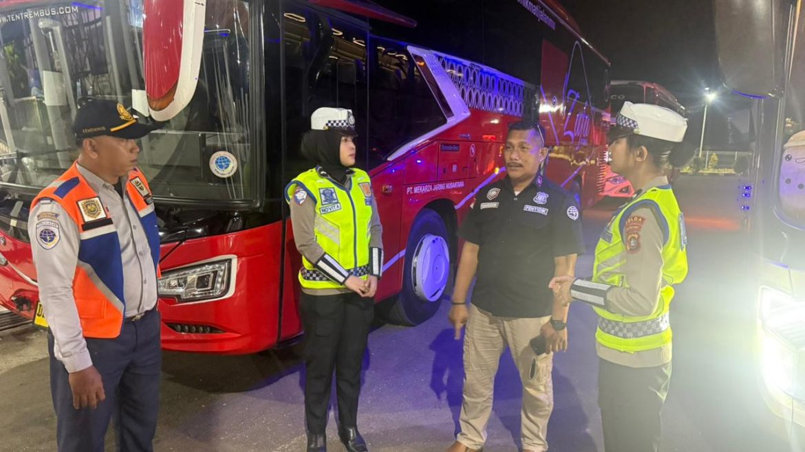 Ditlantas Polda Sulbar Gelar Pemeriksaan Intensif Bus Antar Kota di Mamuju, Pastikan Keselamatan Jelang Nataru