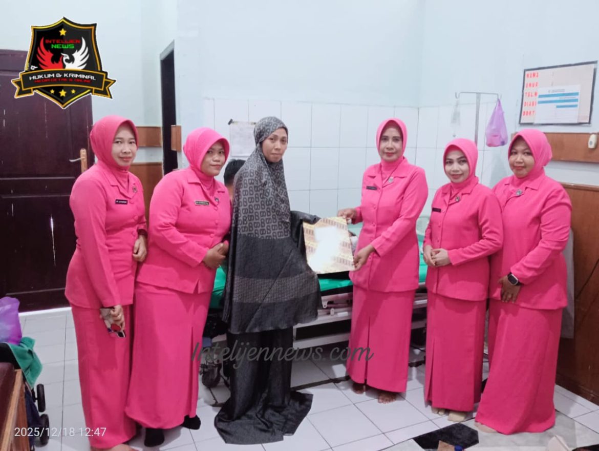 Wujud Kepedulian, Bhayangkari Ranting Segeri Sambangi Ibu Ketua Ranting di Rumah Sakit Batara Siang
