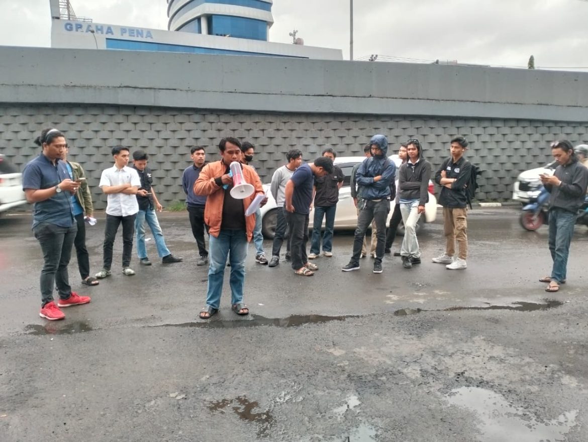 Mahasiswa dan Pemuda Elang Timur Lakukan Unjuk Rasa di Depan Kejati Sulsel
