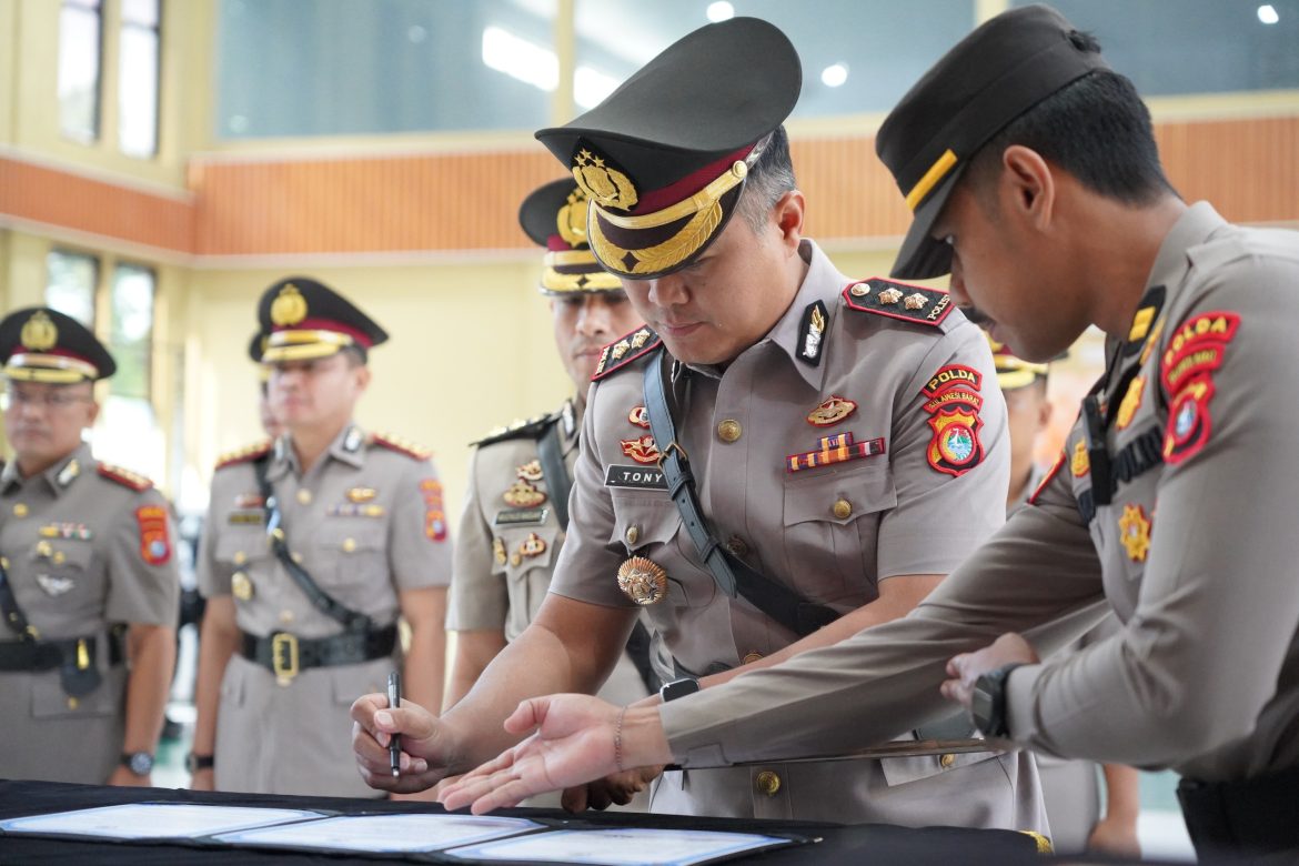 Kapolda Sulbar Pimpin Sertijab, 11 Pejabat Utama Berganti!