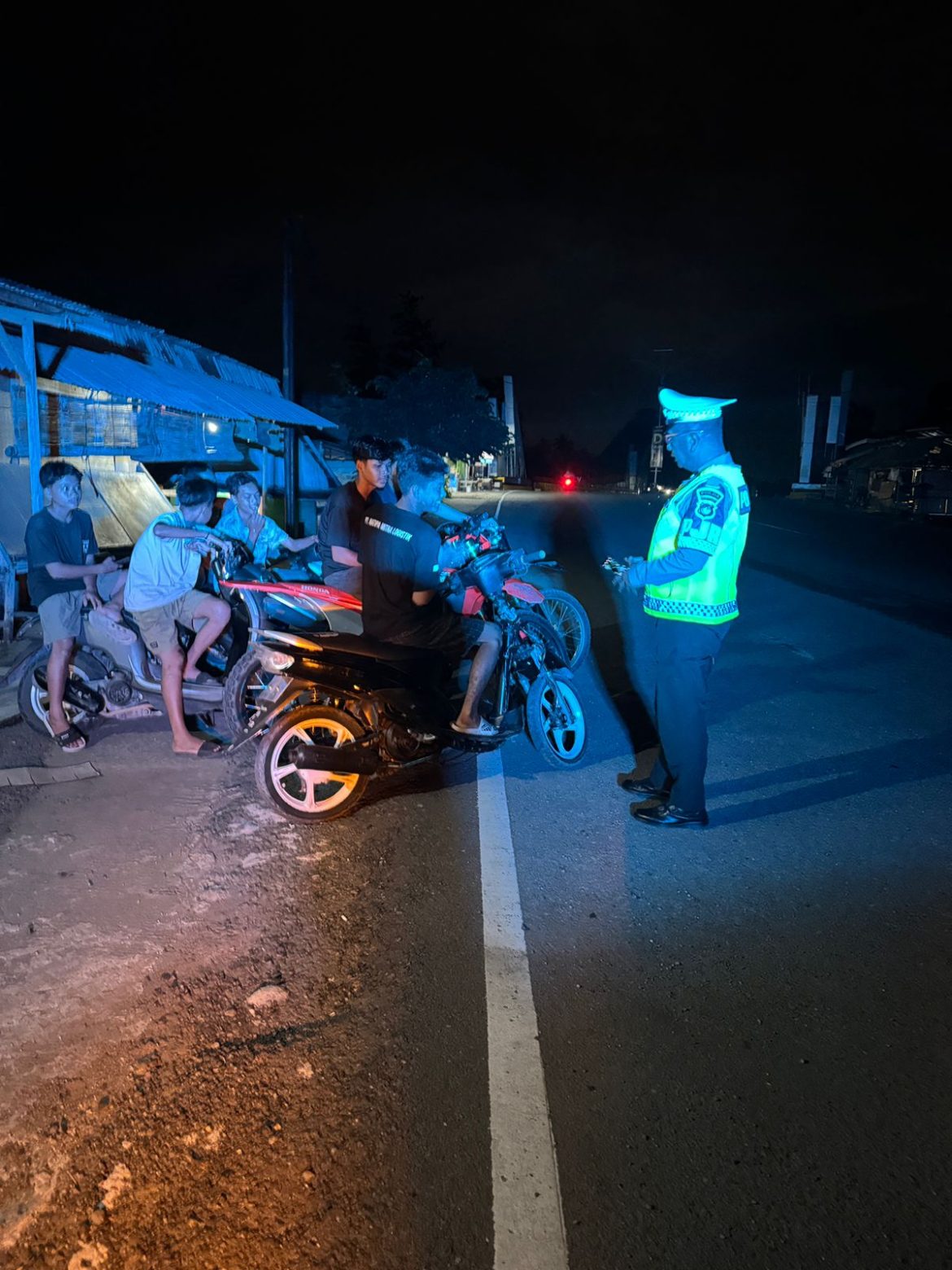 Patroli Malam Blue Light Ditlantas Polda Sulbar Jaga Keamanan dan Keselamatan Berkendara