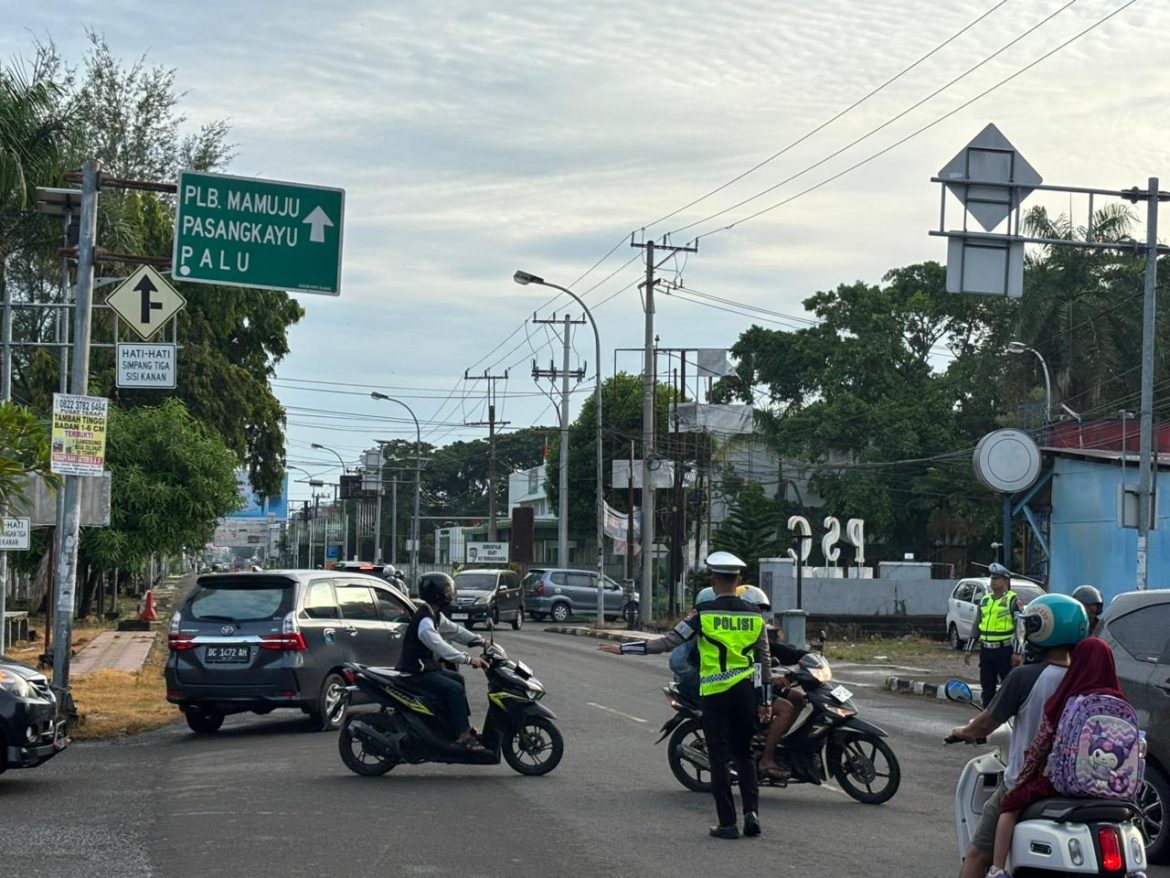 Hadir Menjamin Keselamatan Berkendara, Ditlantas Polda Sulbar Gencarkan Pengaturan Lalin Pagi