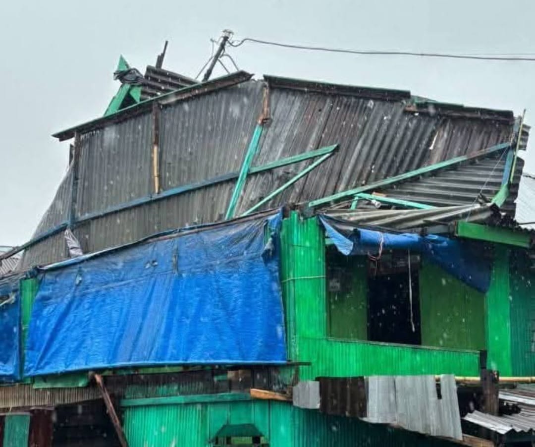 Belasan Rumah Warga Rusak Akibat Diterjang Angin Puting Beliung di Maros