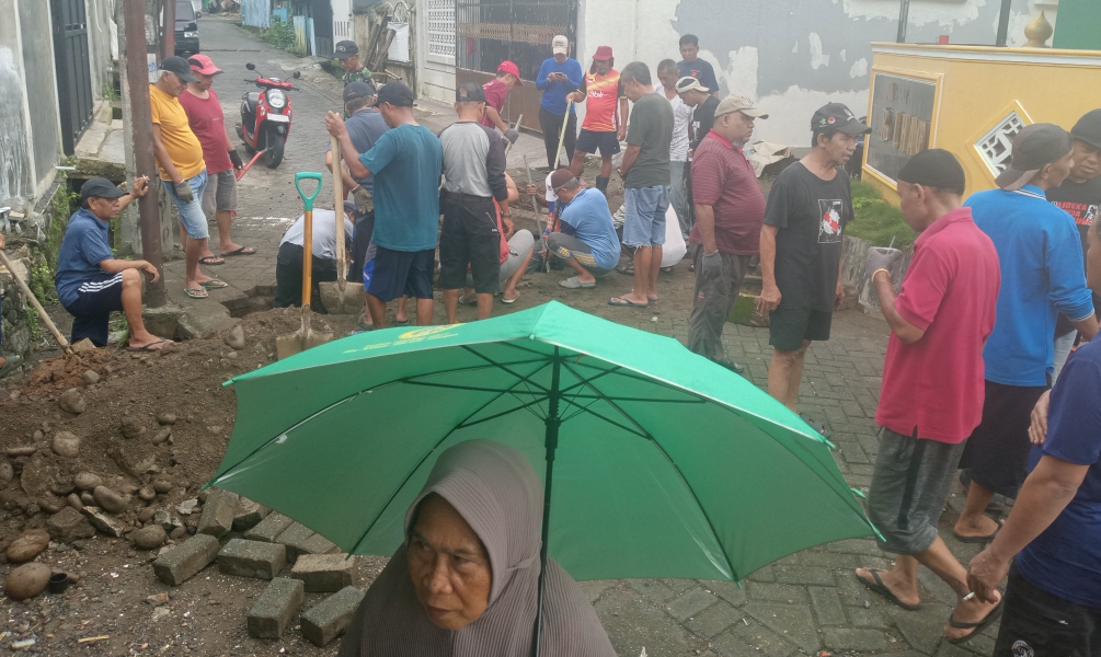 Gotong Royong Warga Prumnas Sudiang RW 02 Wujud Kepedulian Lingkungan dan Dukungan Program Wali Kota Makassar