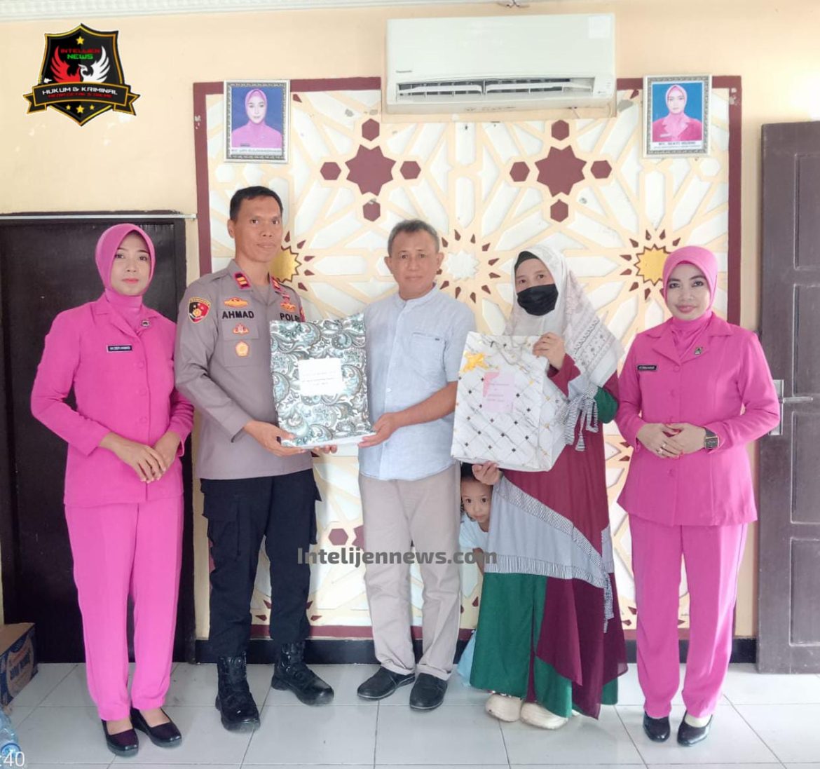 Sebagai Bentuk Penghormatan, Kapolsek Segeri Serahkan Penghargaan dan Bingkisan kepada Personel Purna Tugas