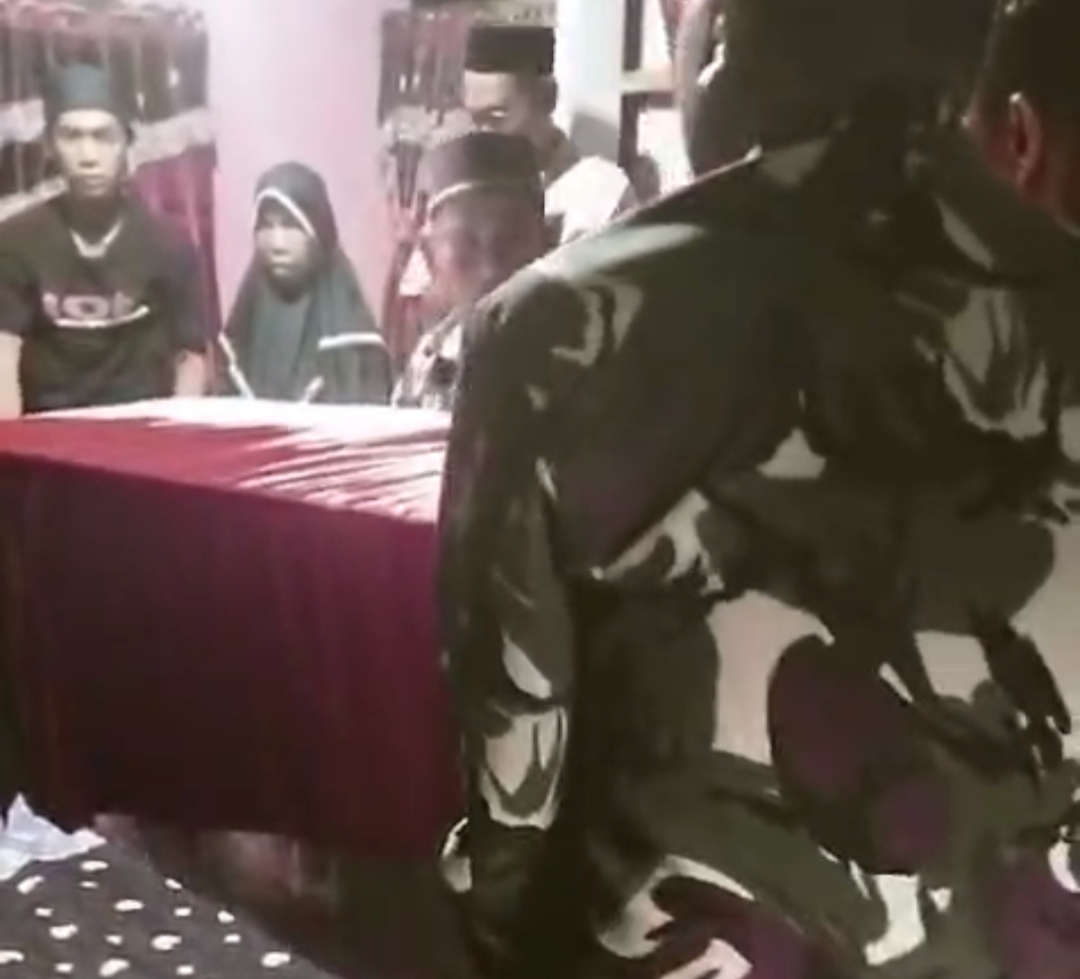 Jenazah Serda Hamdani Tiba di Rumah Duka, Disambut Isak Tangis Keluarga