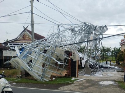 Puting Beliung Terbangkan Atap Toko Roti di Maros,Satu Karyawan Terluka