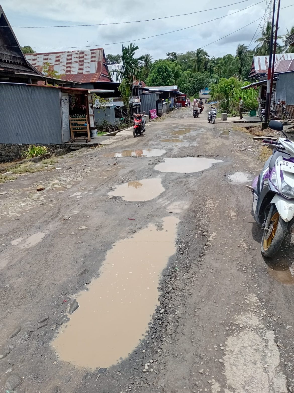 Jalan Rusak Sudah Lama Tak Kunjung Diperbaiki, Warga Bonto Cinde Minta Pemerintah “Buka Mata”