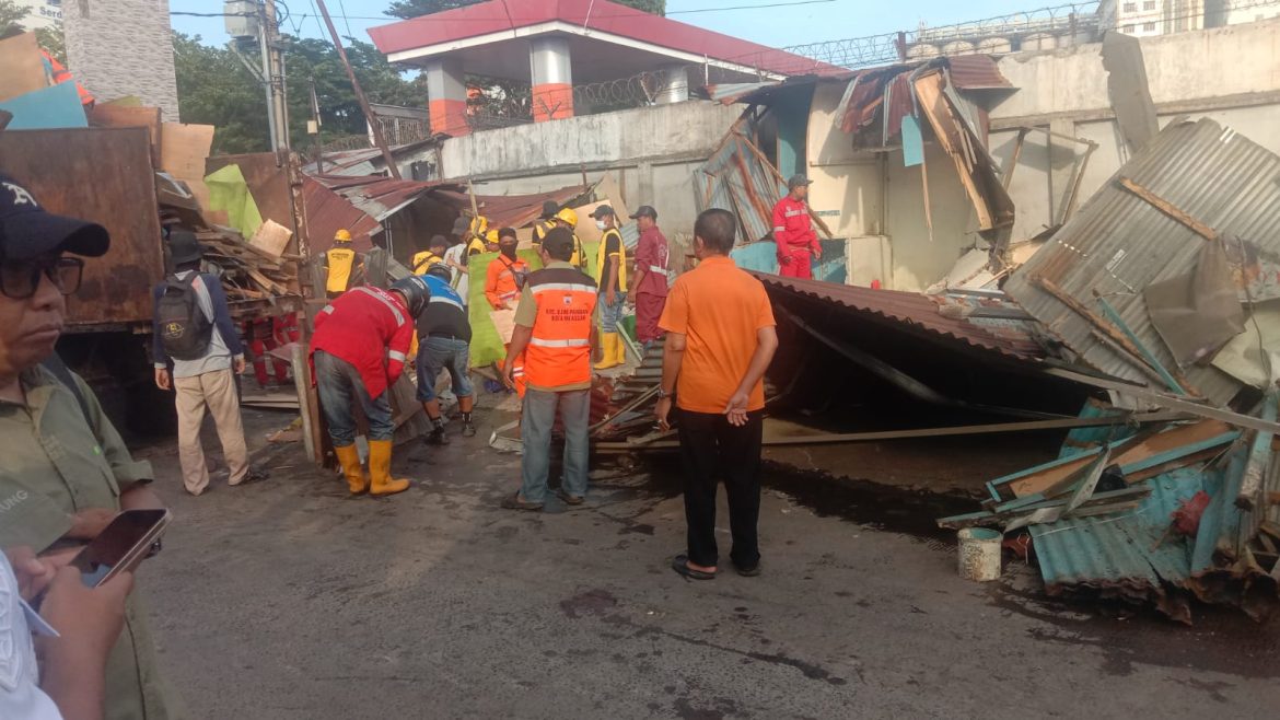 Pembongkaran Lapak di Ujung Tanah Berjalan Tertib Sesuai SOP