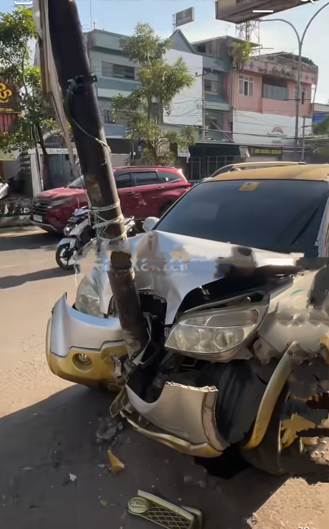 Rem Mobil Diduga Blong, Tabrak Motor Hingga Hantam Tiang Listrik di Jalan Urip Sumaharjo