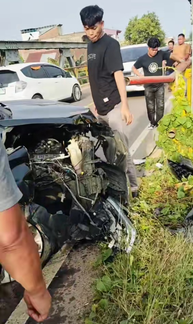 Sopir Mengantuk, Mobil Tabrak Sudut Jembatan Salo Mallori di Sidrap