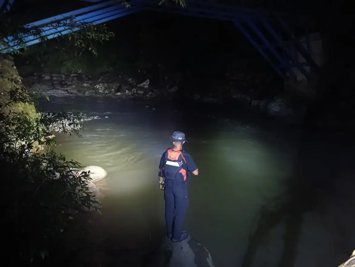 Dua Mahasiswa Terseret Arus Sungai di Maros,Warga dan Tim SAR Lakukan Pencarian