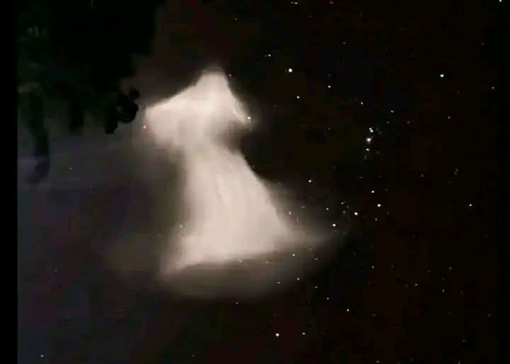 MISTERI BELUM TEBONGKAR! Sosok Misterius Jelmaan Manusia Terbang di Langit, Spekulasi Asap Rudal vs Fenomena Alam Menguat