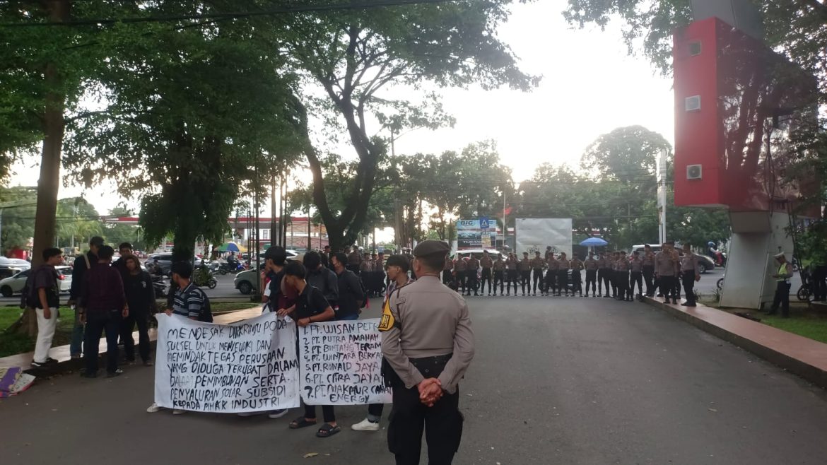 Aliansi Mahasiswa Peduli Hukum Gelar Aksi di Depan Mapolda Sulsel, Desak Penindakan Dugaan Penimbunan Solar Subsidi