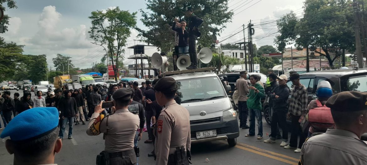 Mahasiswa HMI Cabang Gowa Gelar Aksi di Mapolda Sulsel, Tuntut Reformasi Polri