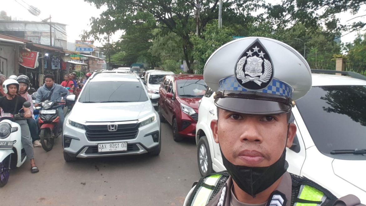 Aparat Lalu Lintas Turun Tangan Atasi Kemacetan di Perempatan Dg Ramang–Pajjaiyang