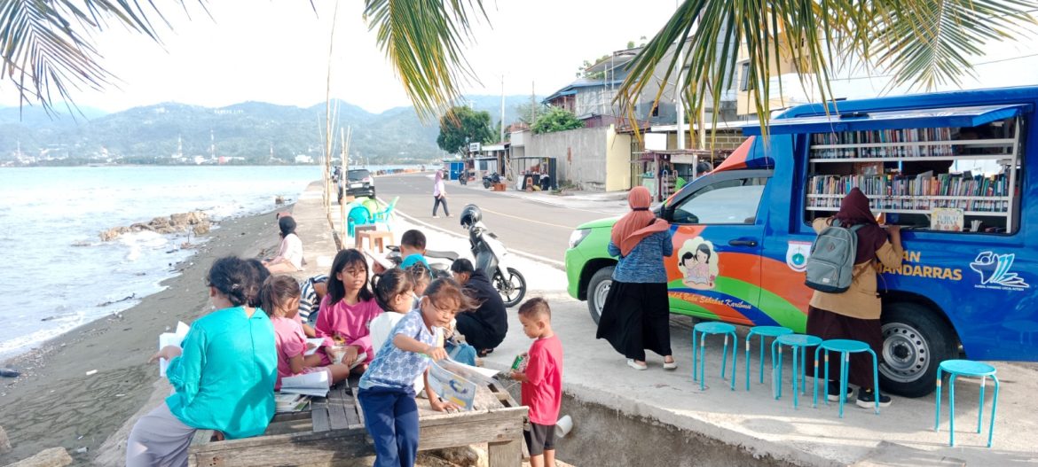 Gerakan Mandarras, Perpusip Sulbar Perpustakaan Keliling di Pasar Malam Rakyat Tinambung