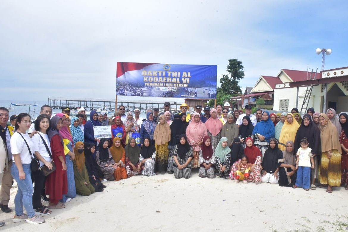 TNI AL Hadir di Tengah Rakyat, Ratusan Warga Pulau Kodingareng Lompo Antusias Ikuti Bakti Sosial dan Prolasi Kodaeral VI