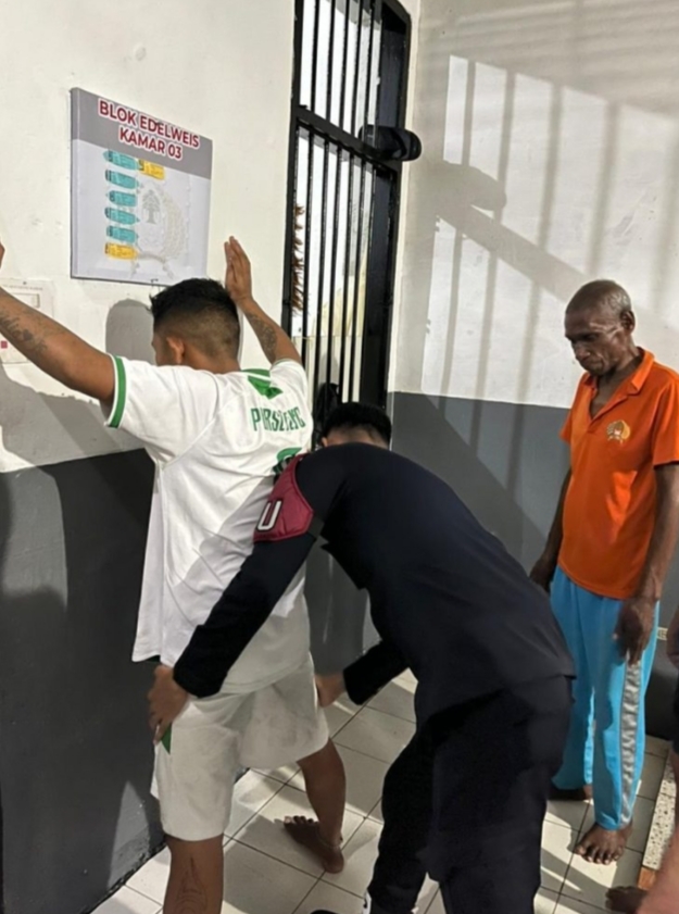 Razia Rutan Ambon Bersih dari Narkoba dan HP, Plt Karutan Tegaskan Komitmen Zero Tolerance