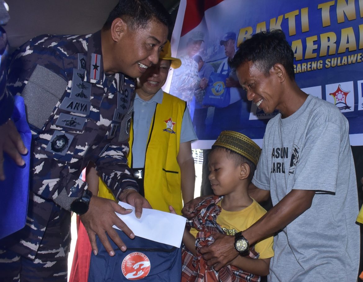 TNI AL Hadir di Tengah Rakyat, Ratusan Warga Pulau Kodingareng Lompo Antusias Ikuti Bakti Sosial dan Prolasi Kodaeral VI