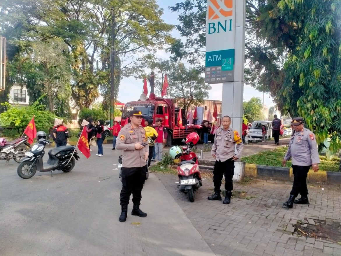 Kapolsek dan Danramil Hadir Langsung, Pastikan Aksi Hari Buruh di KIMA Raya Berjalan Aman dan Tertib