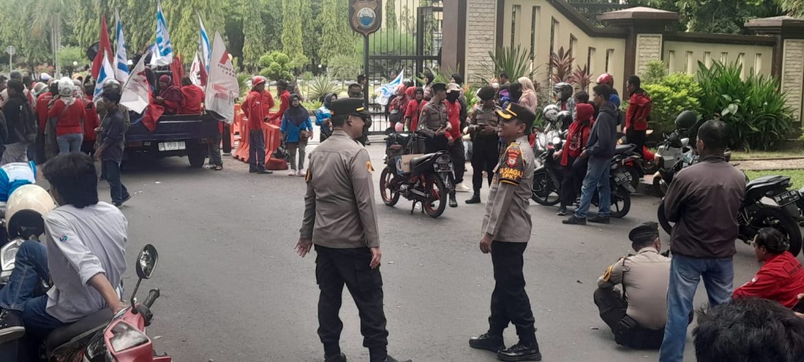 Dalam Rangka Pengamanan aksi ( may day ) Kanit propam biringkanaya hadir beserta porsenil Polda Sulsel 