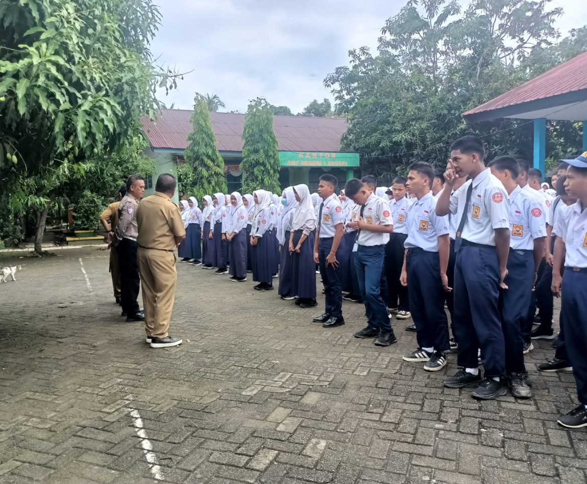 Hadir Di Pagi Hari Strong Point Polsek Segeri Pastikan Keselamatan Pelajar, Warga dan Pengguna Jalan Yang Melintas